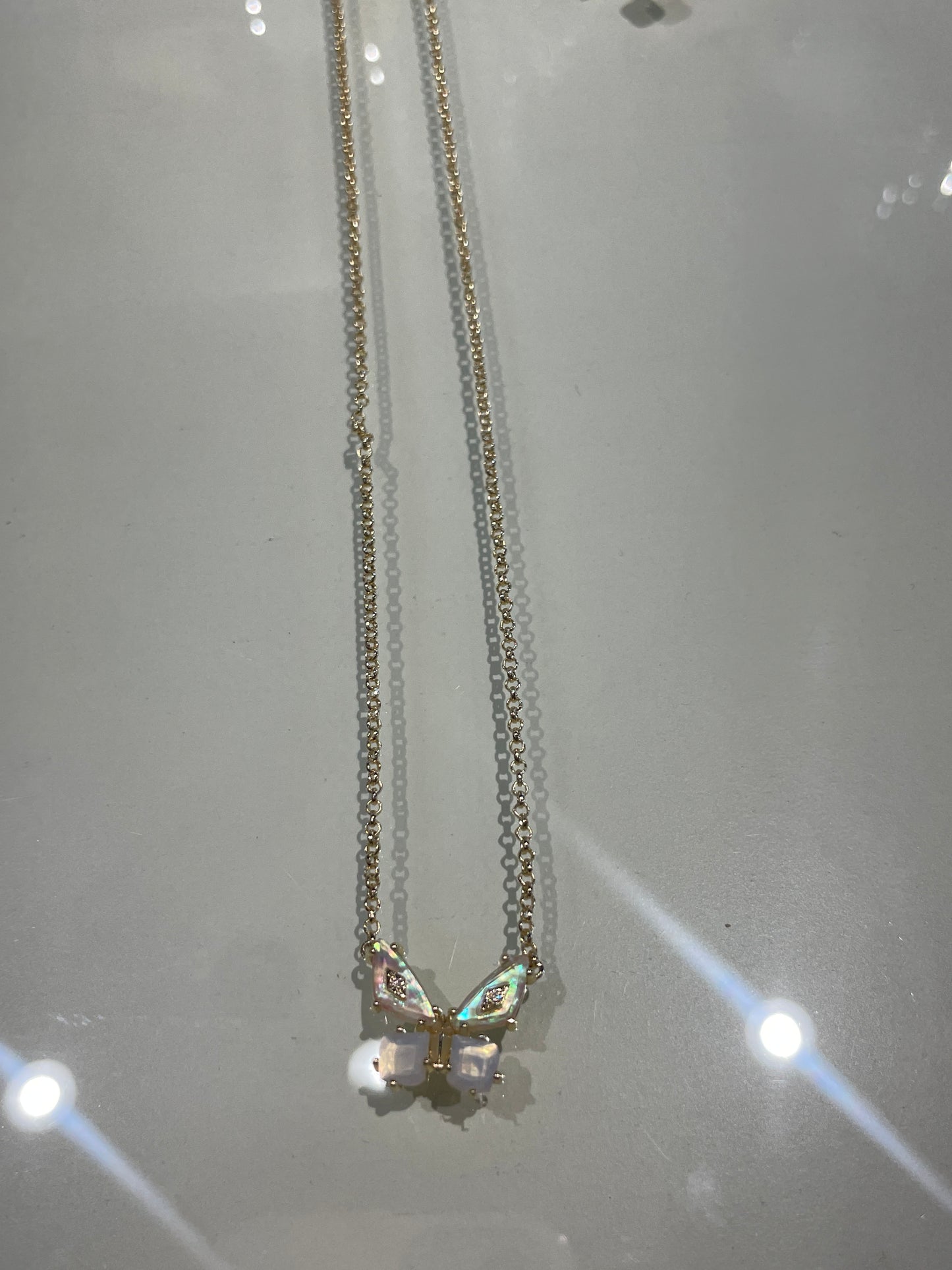 WHITE BUTTERFLY NECKLACE GOLD