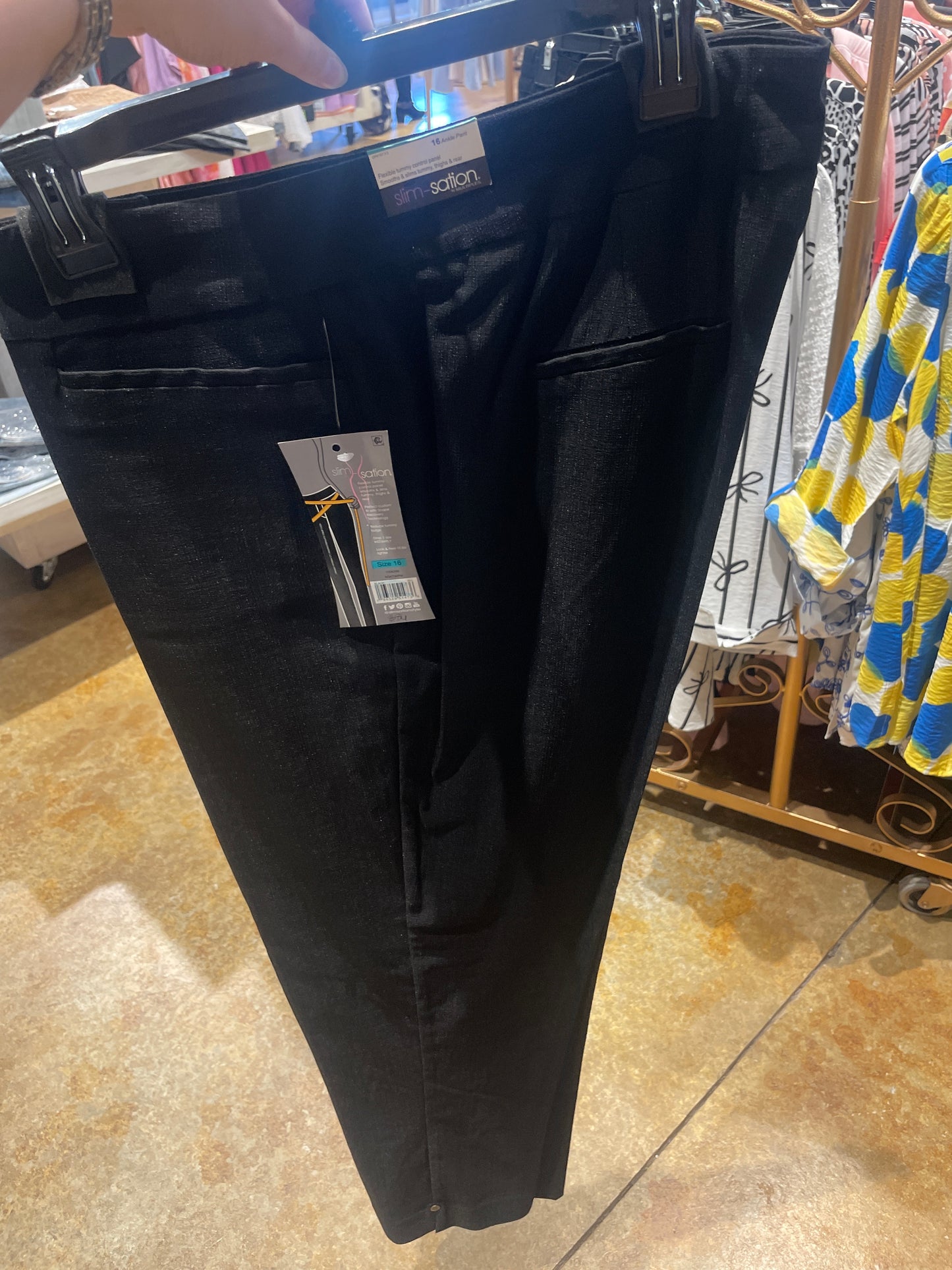 ANKLE PANTS BLACK WITH BUTTON