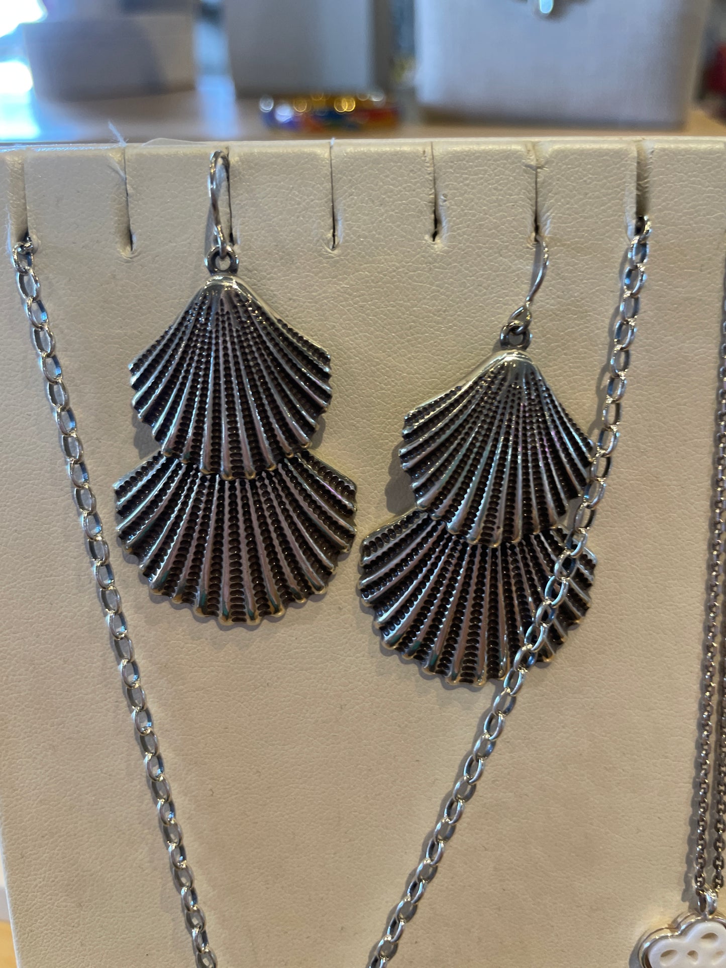 SILVER SHELLS TWO TIER