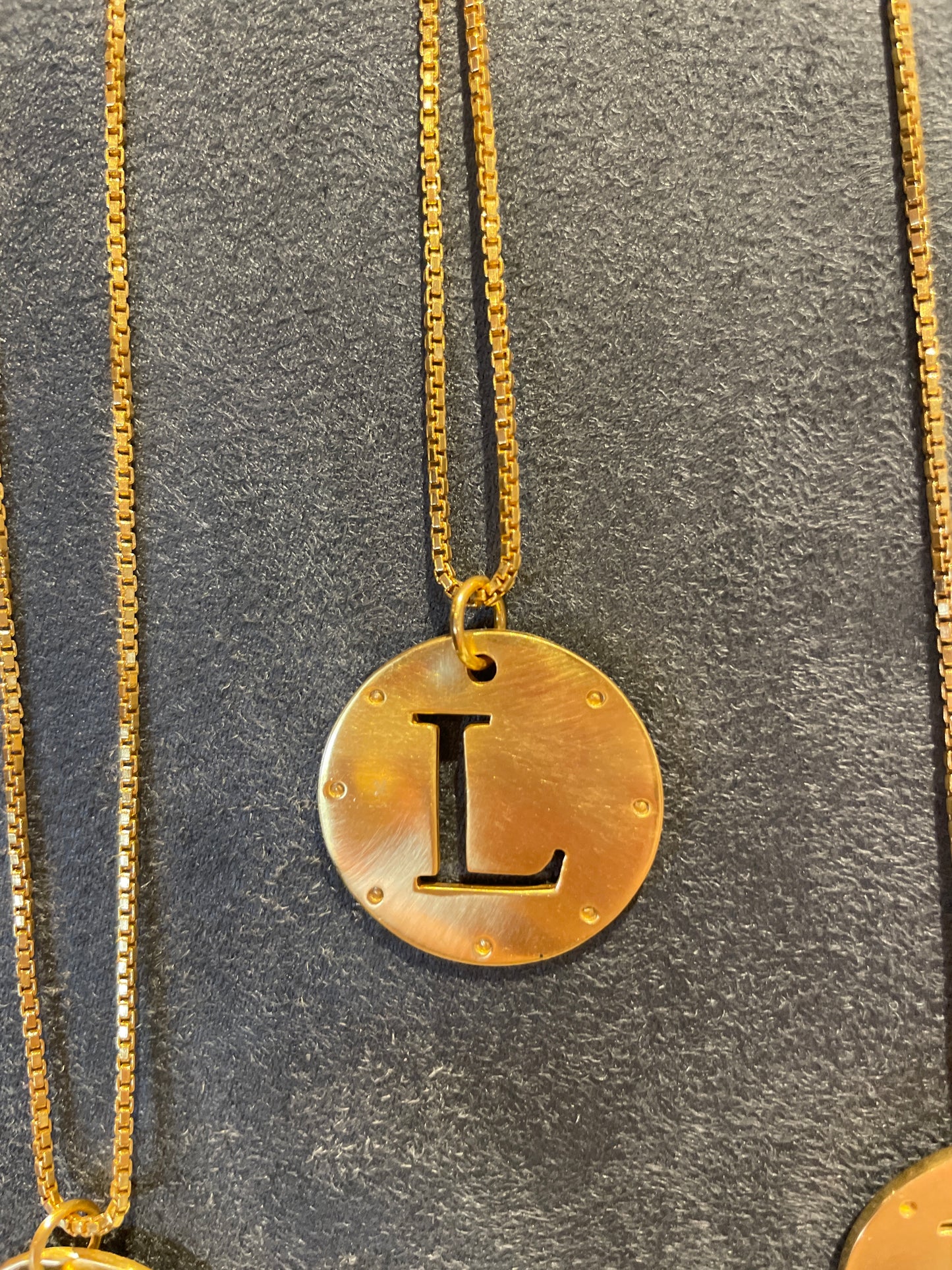 MONOGRAM PENDENT GOLD "L"