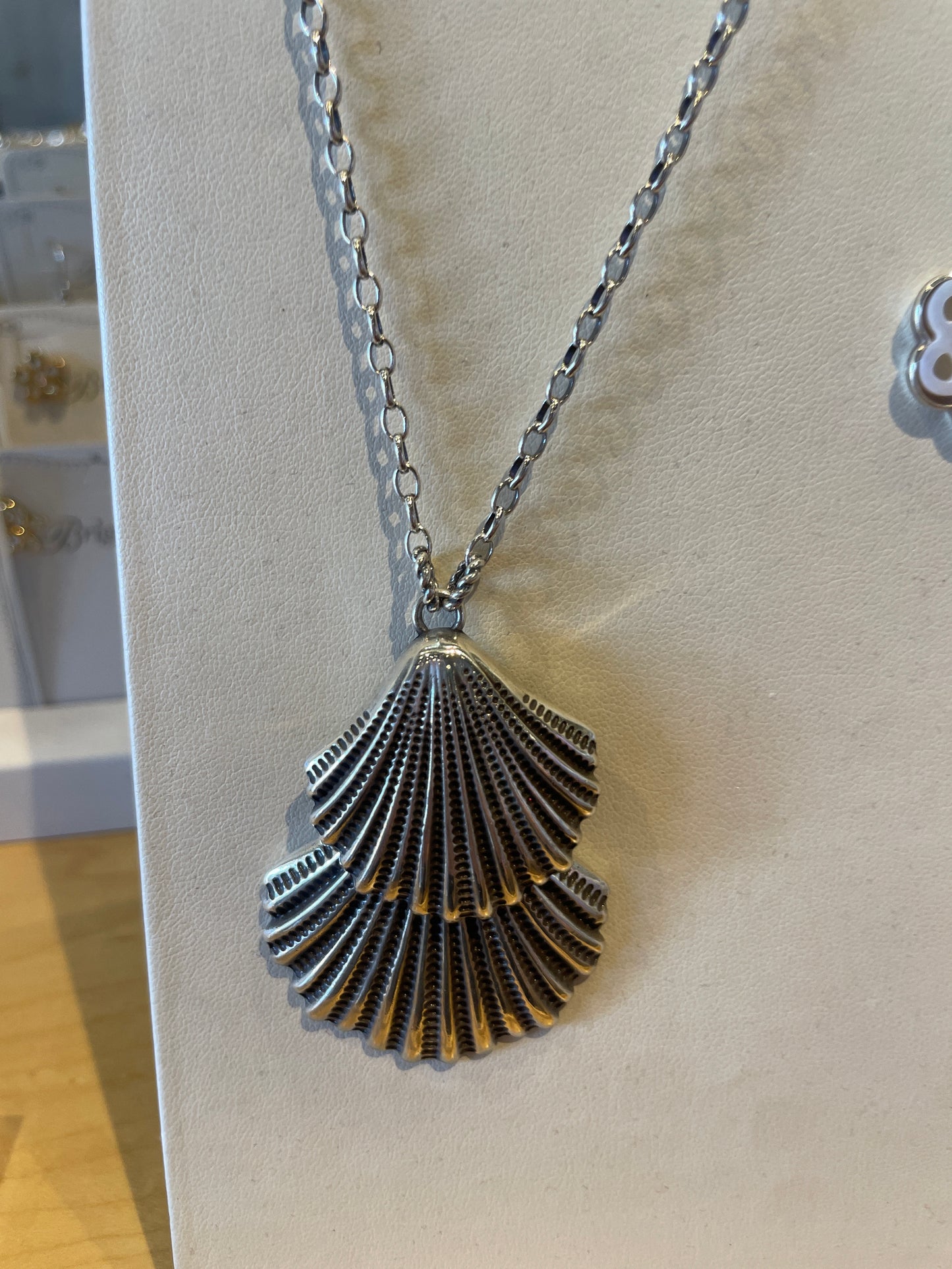 SILVER SHELLS TWO TIER NCK