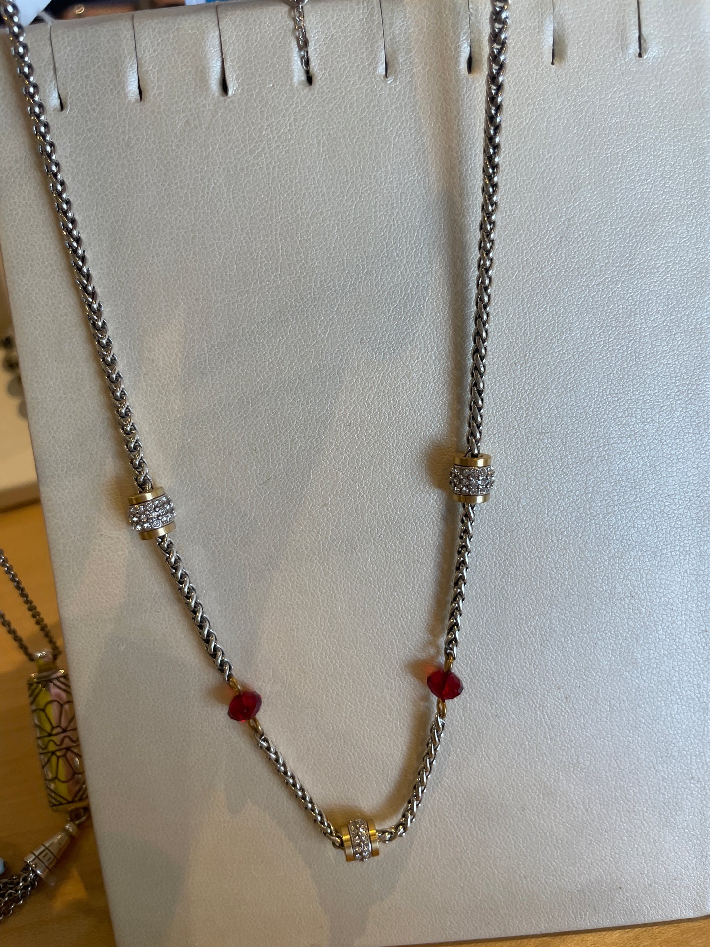 MERIDIAN RED SHORT NECKLACE