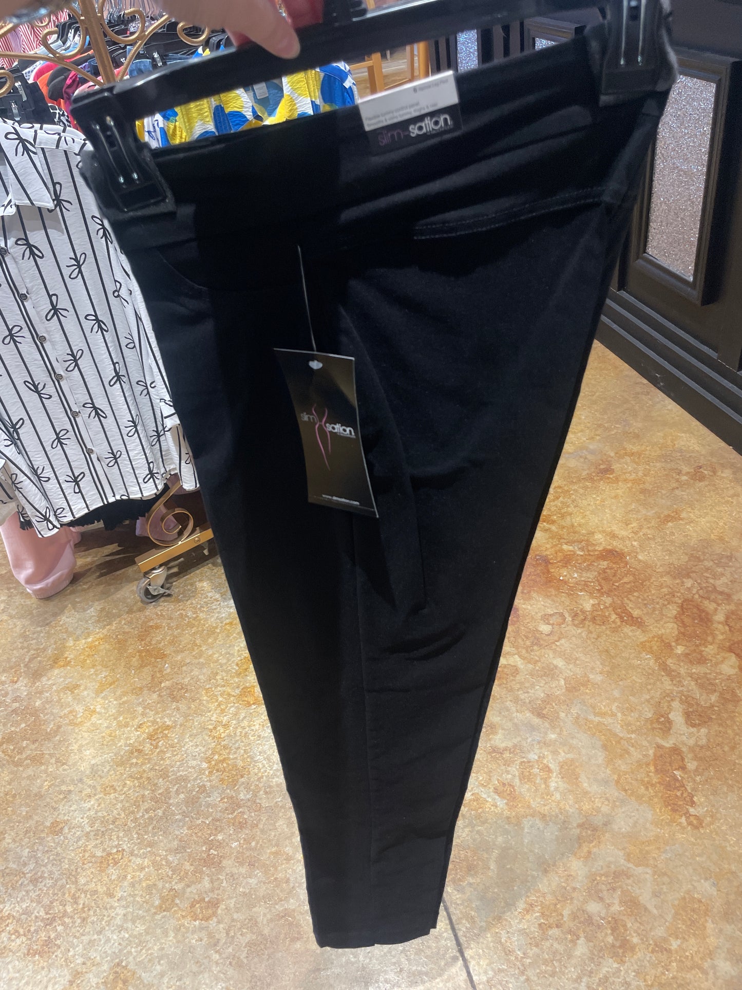 BLACK NARROW LEG PANT