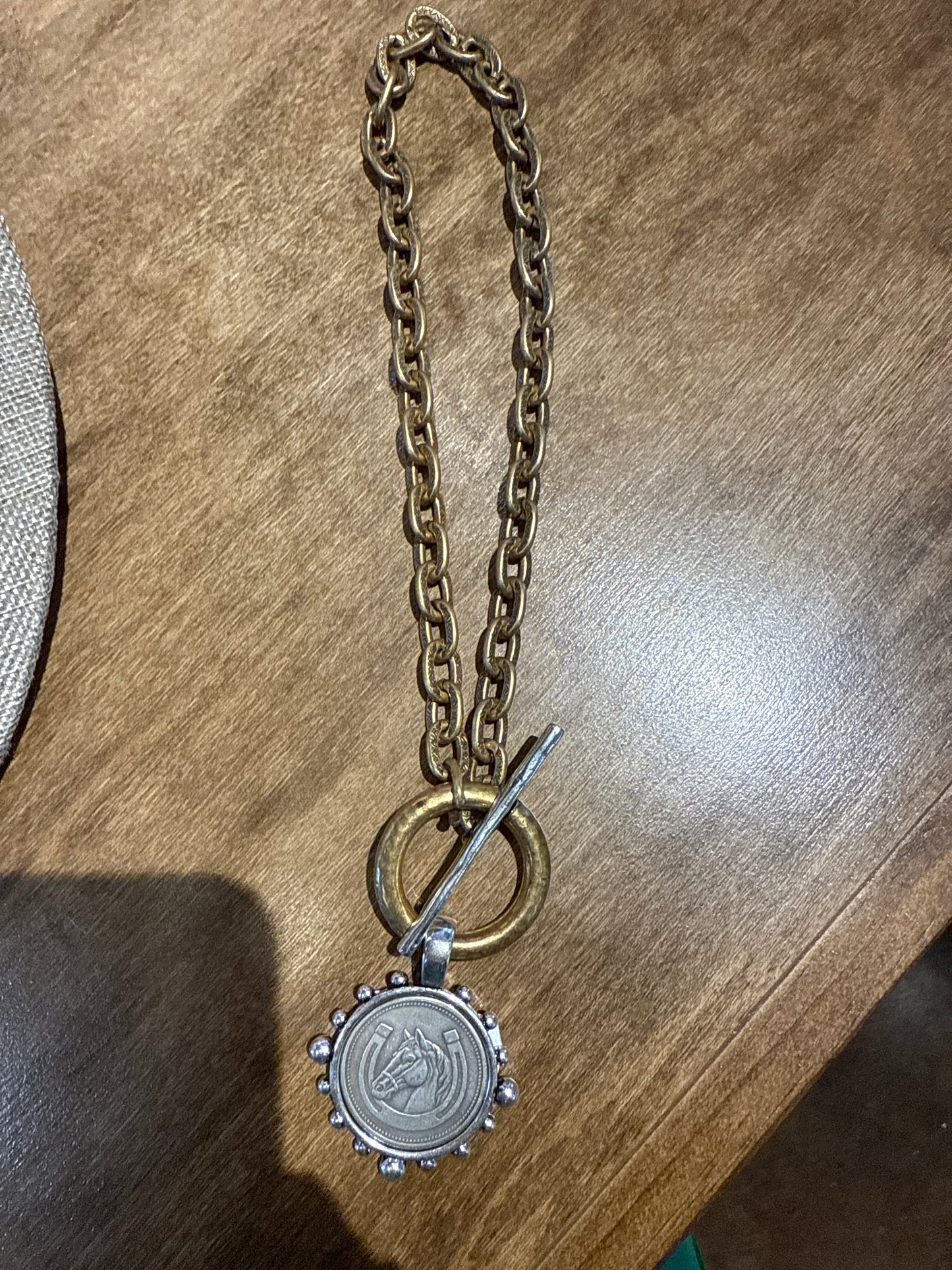 GOLD TRAGLE LINK W/ HORSE NECKLACE