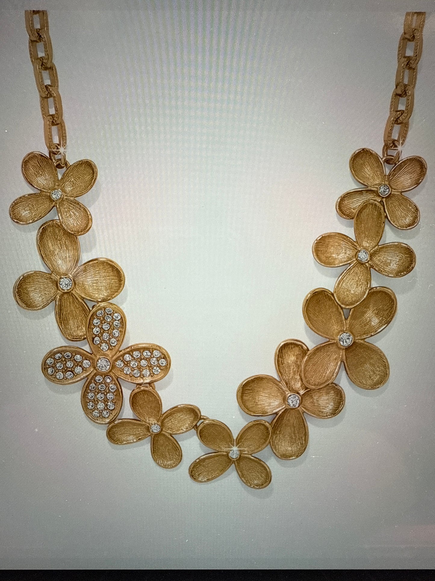 EVERBOOM PETAL NECKLACE