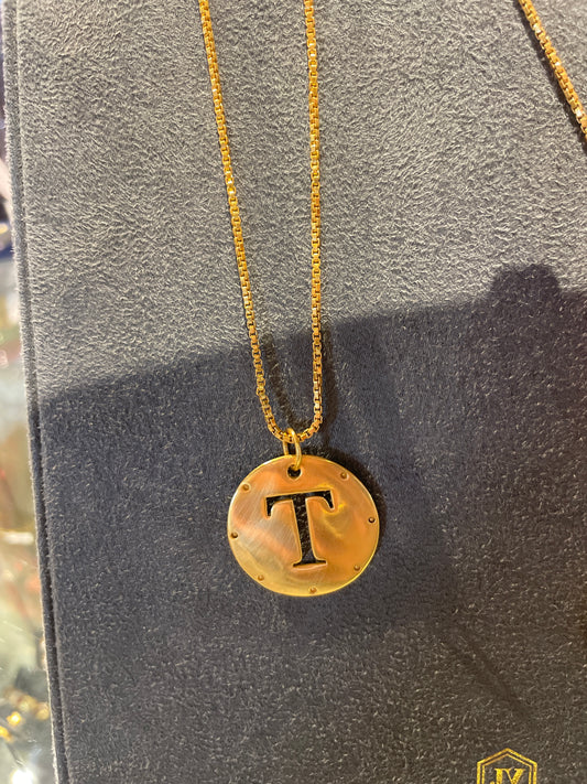 MONOGRAM GLD PENDANT "T"