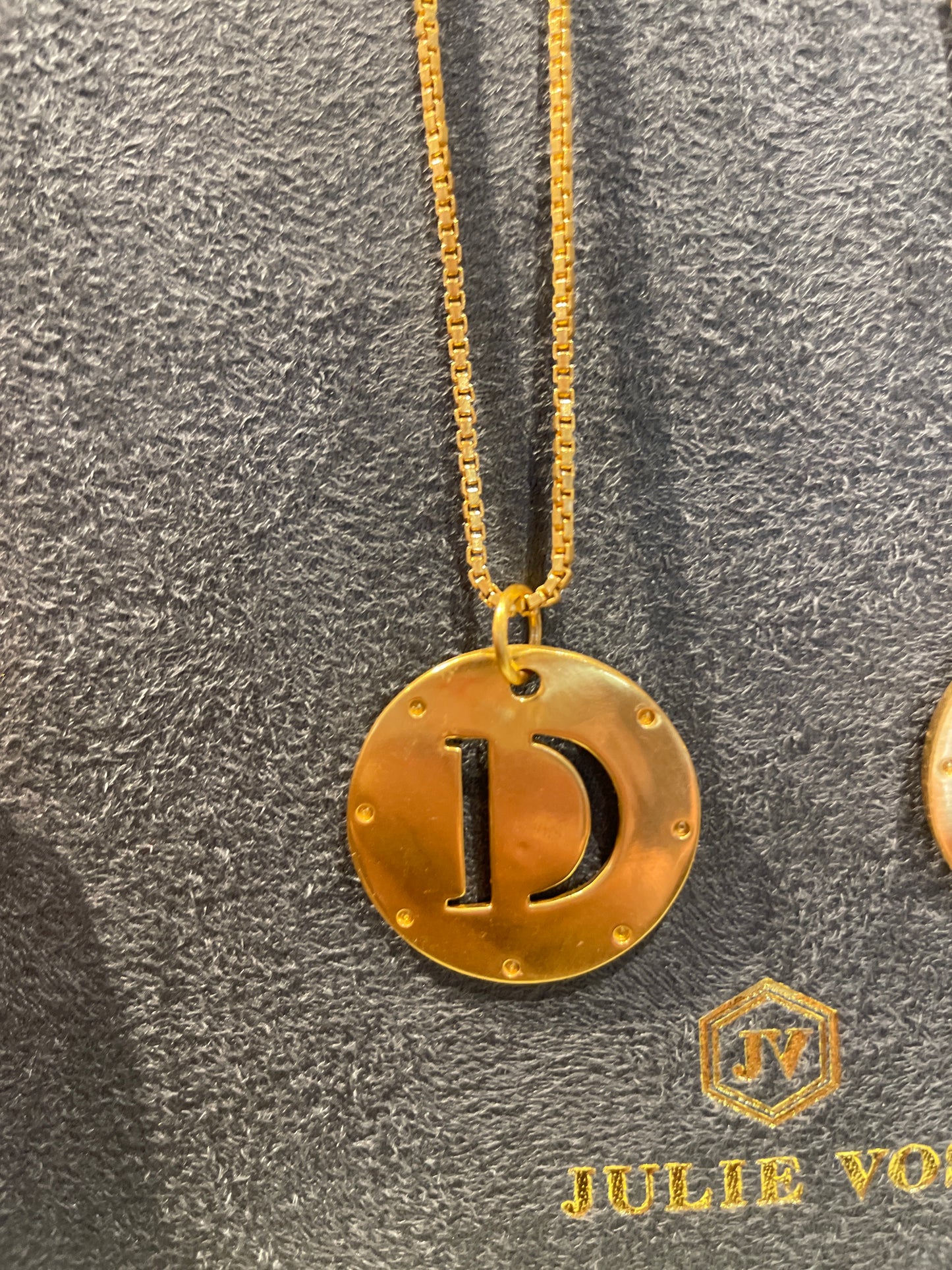 MONOGRAM GLD PENDANT "D"