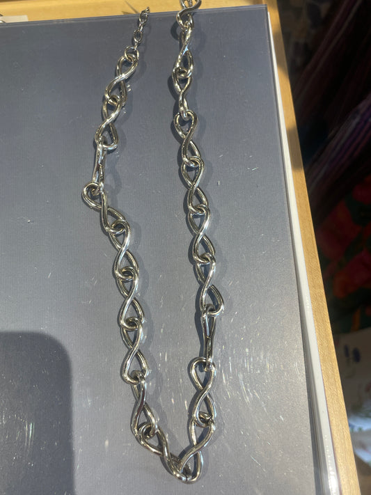 INTERLOK TWIST NECKLACE