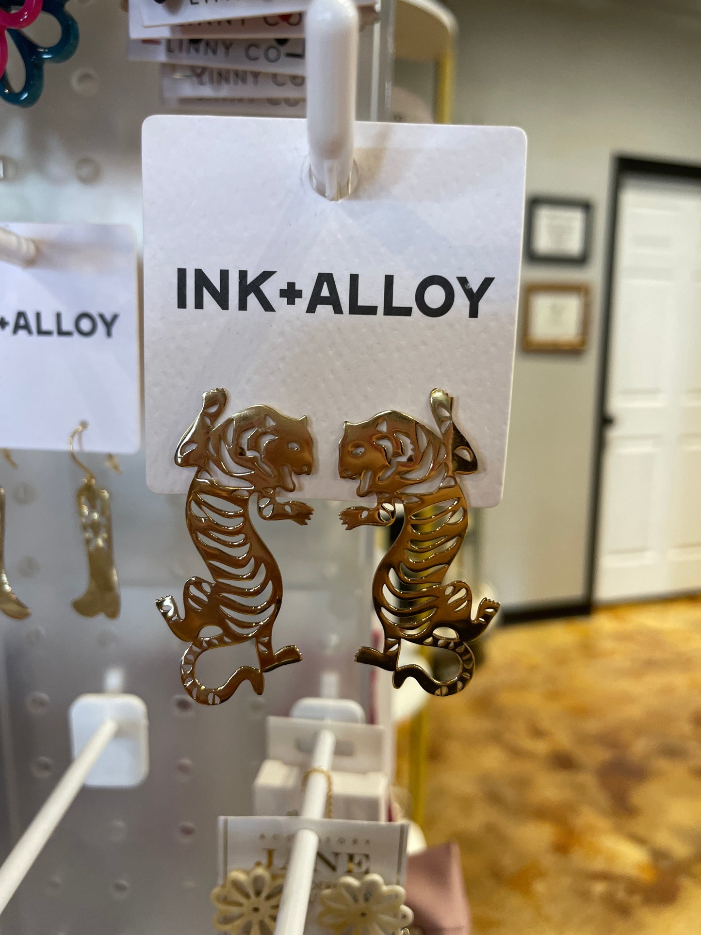 DROP TIGER EARRING BRASS