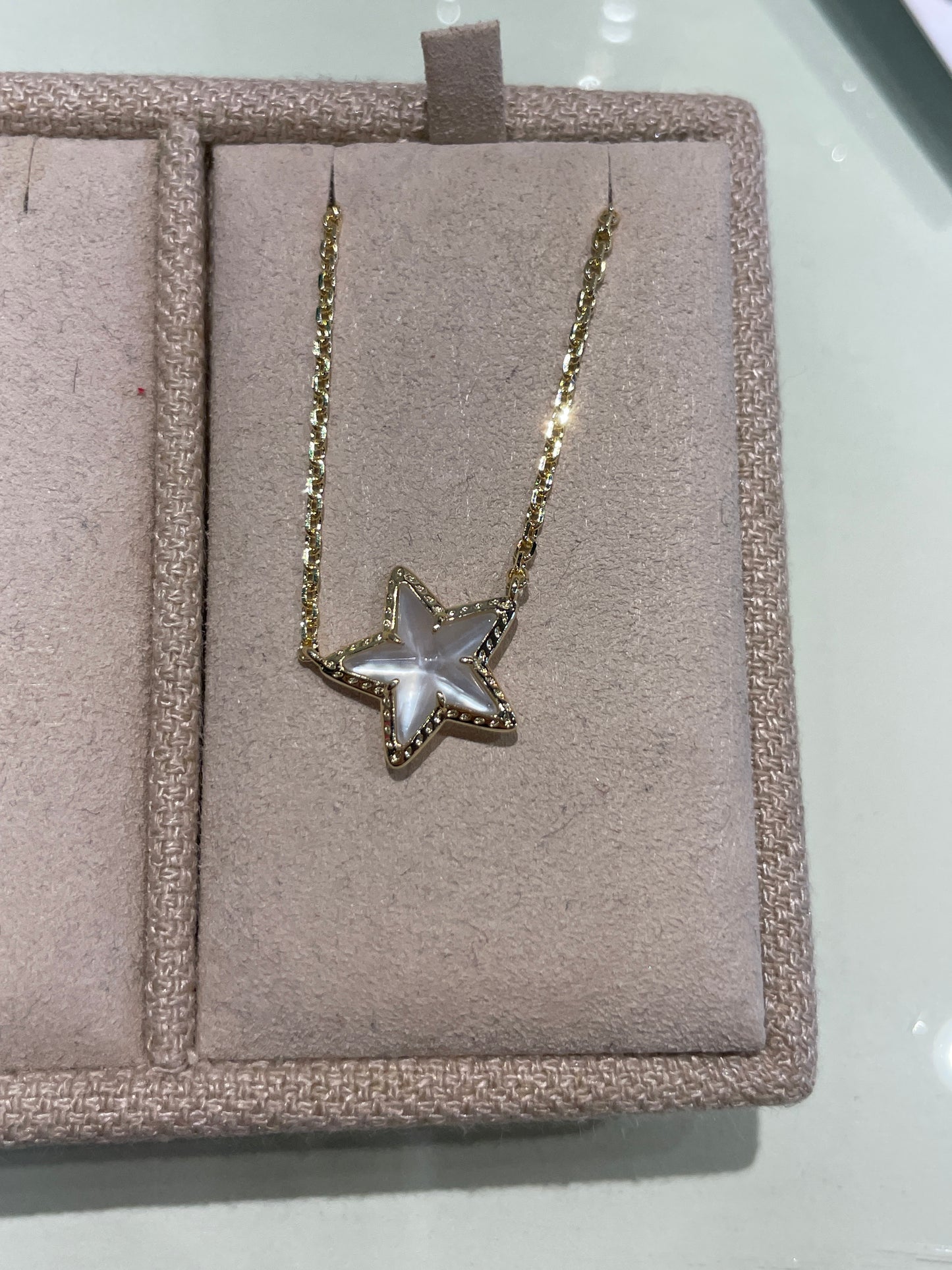 CASSIDY SHOIRT PND NECKLACE IVORY MOP