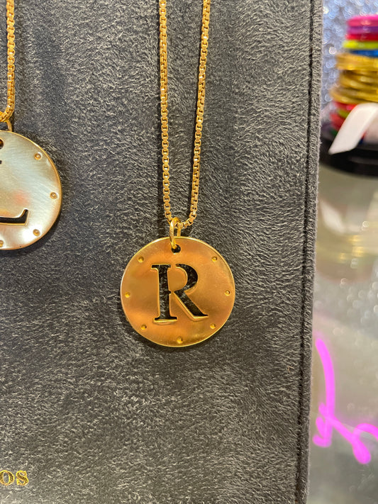 MONOGRAM PENDANT "R"