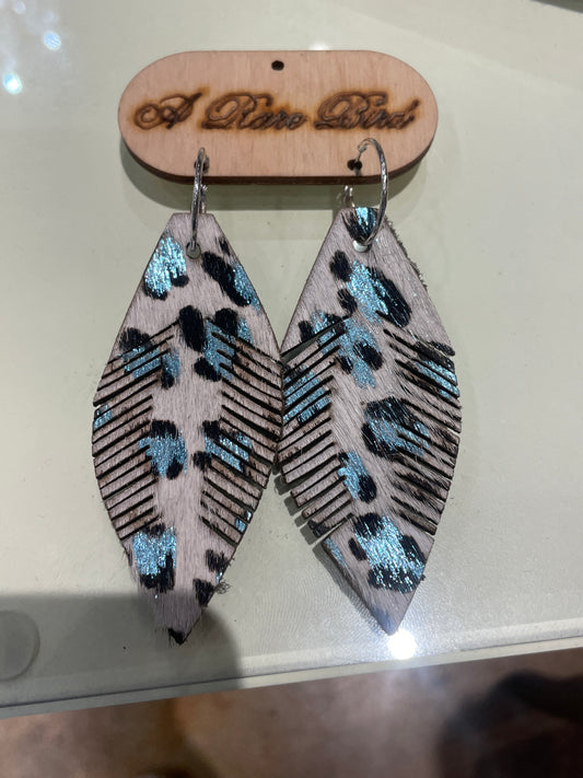 LEATHER FEATHER PRINT EARRING