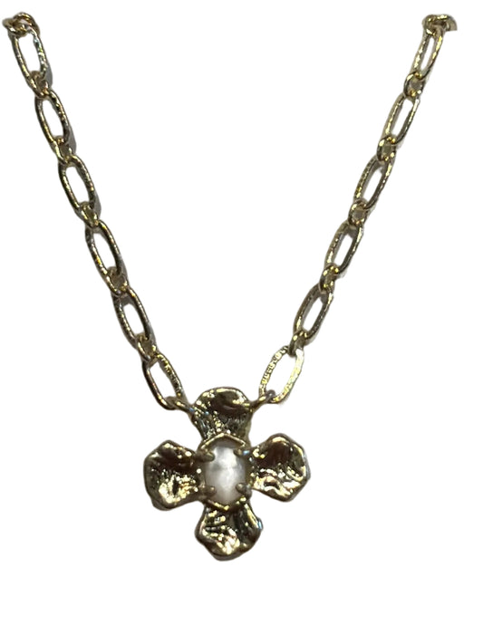 Leanne short pendant necklace