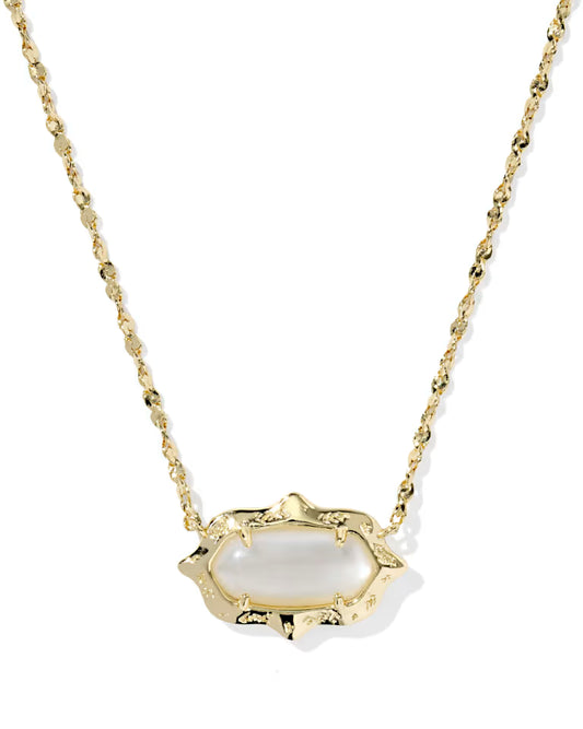 ELISA SCALLOP FRAME SHORT PENDANT NECKLACE