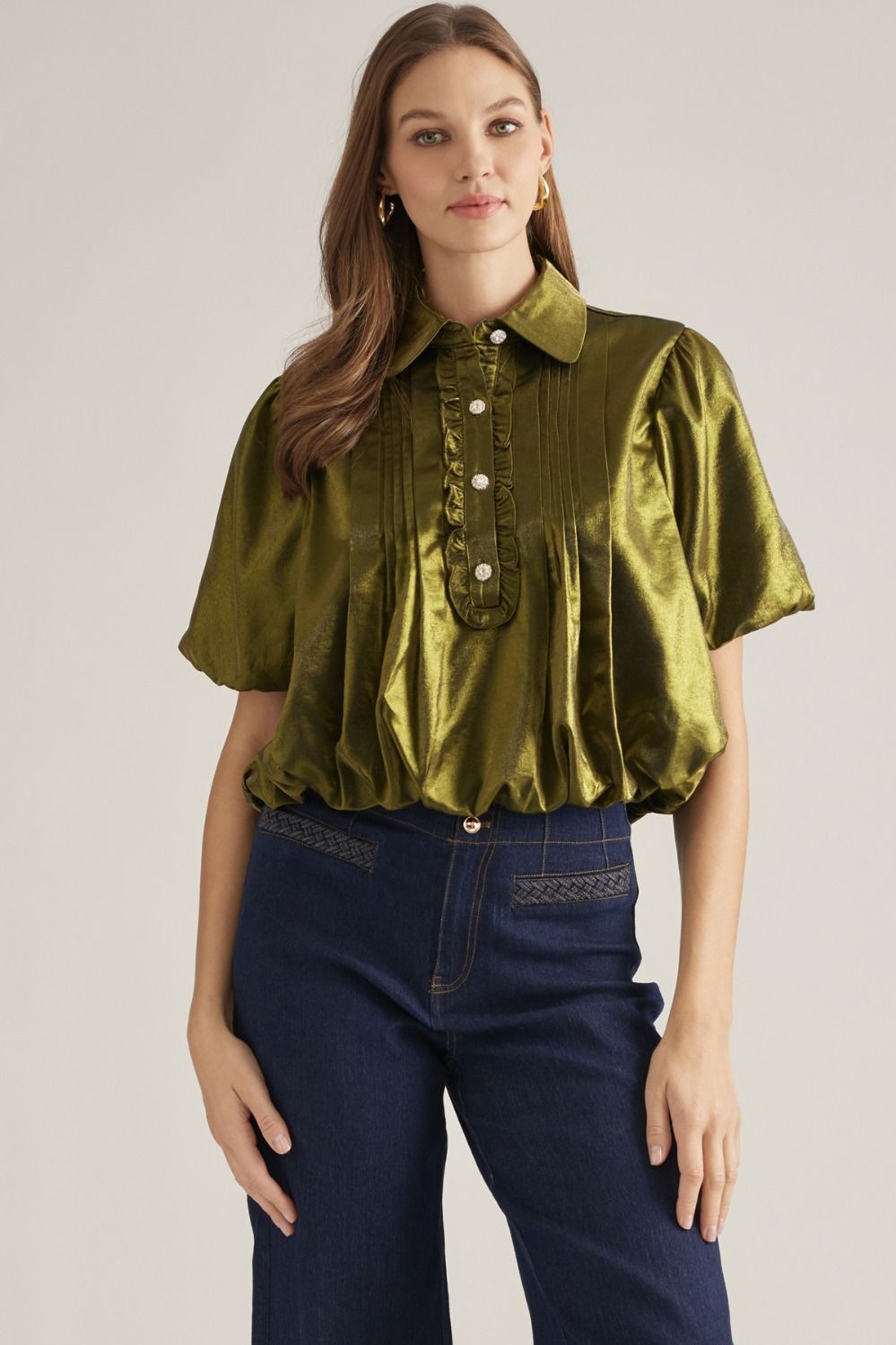 Solid collared top featuring short puff sleeve